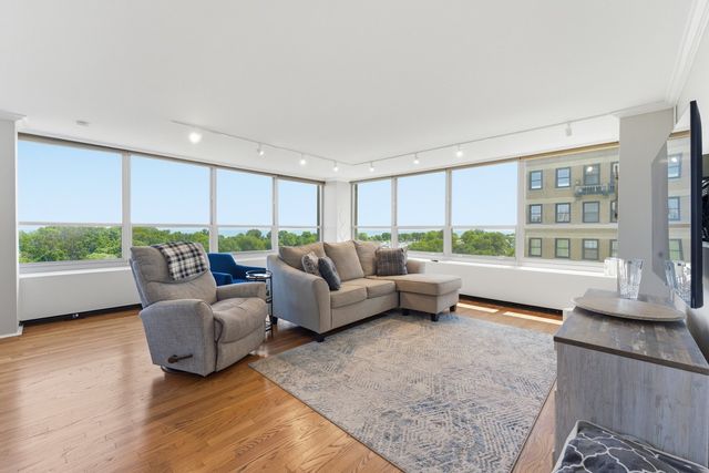 3550 N Lake Shore Drive 902, Chicago, IL 60657
