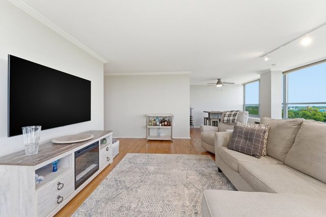 3550 N Lake Shore Drive 902, Chicago, IL 60657