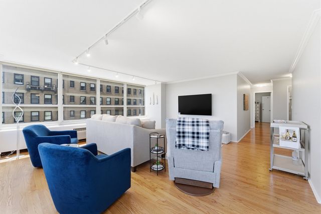 3550 N Lake Shore Drive 902, Chicago, IL 60657