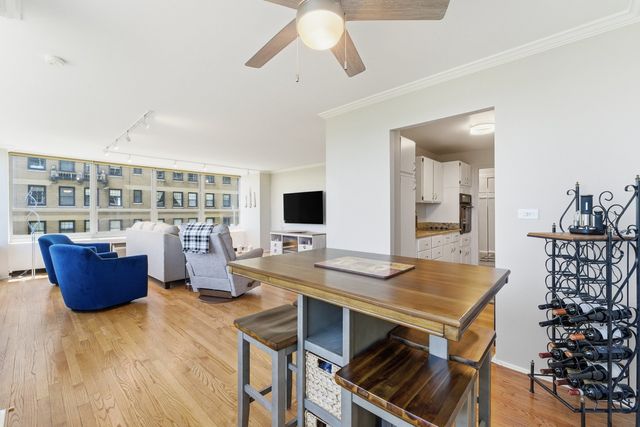 3550 N Lake Shore Drive 902, Chicago, IL 60657