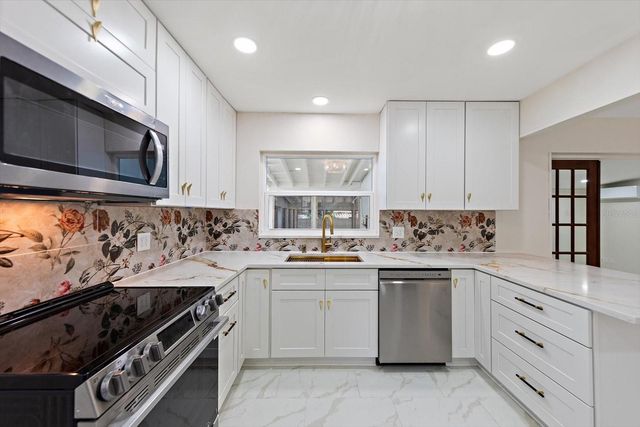 11012 52ND AVENUE N, St Petersburg, FL 33708