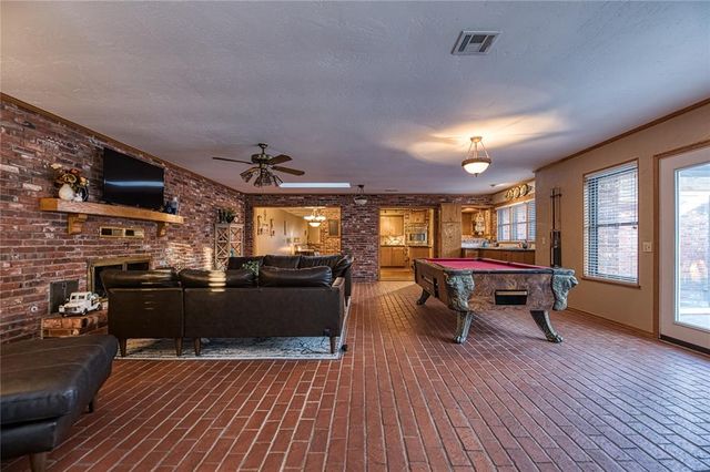 716 Phillips Lane, Clinton, OK 73601