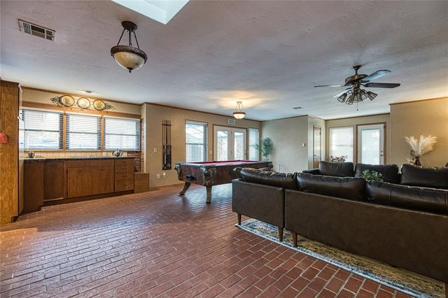 716 Phillips Lane, Clinton, OK 73601