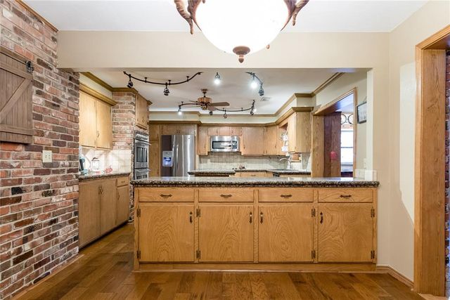 716 Phillips Lane, Clinton, OK 73601