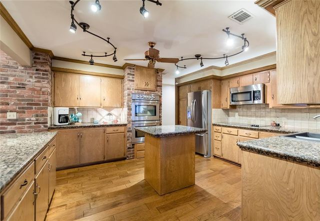 716 Phillips Lane, Clinton, OK 73601