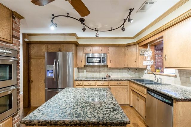 716 Phillips Lane, Clinton, OK 73601