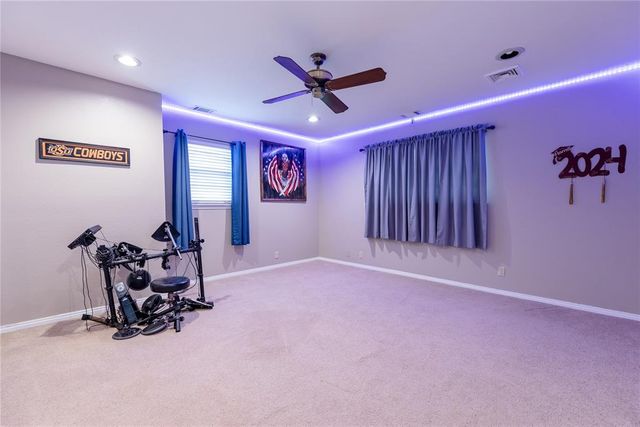 716 Phillips Lane, Clinton, OK 73601