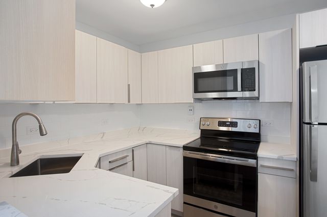 6826 N Ridge Boulevard 406, Chicago, IL 60645