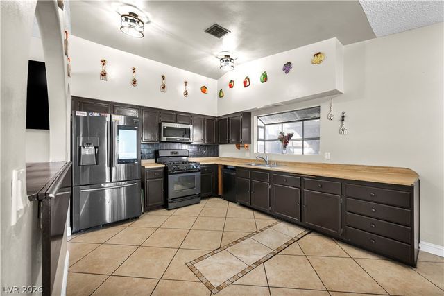 6400 Starcrest Drive, Las Vegas, NV 89108