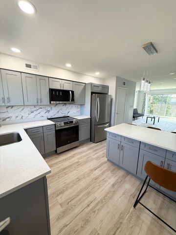 9419 Bay Colony Drive 3E, Des Plaines, IL 60016