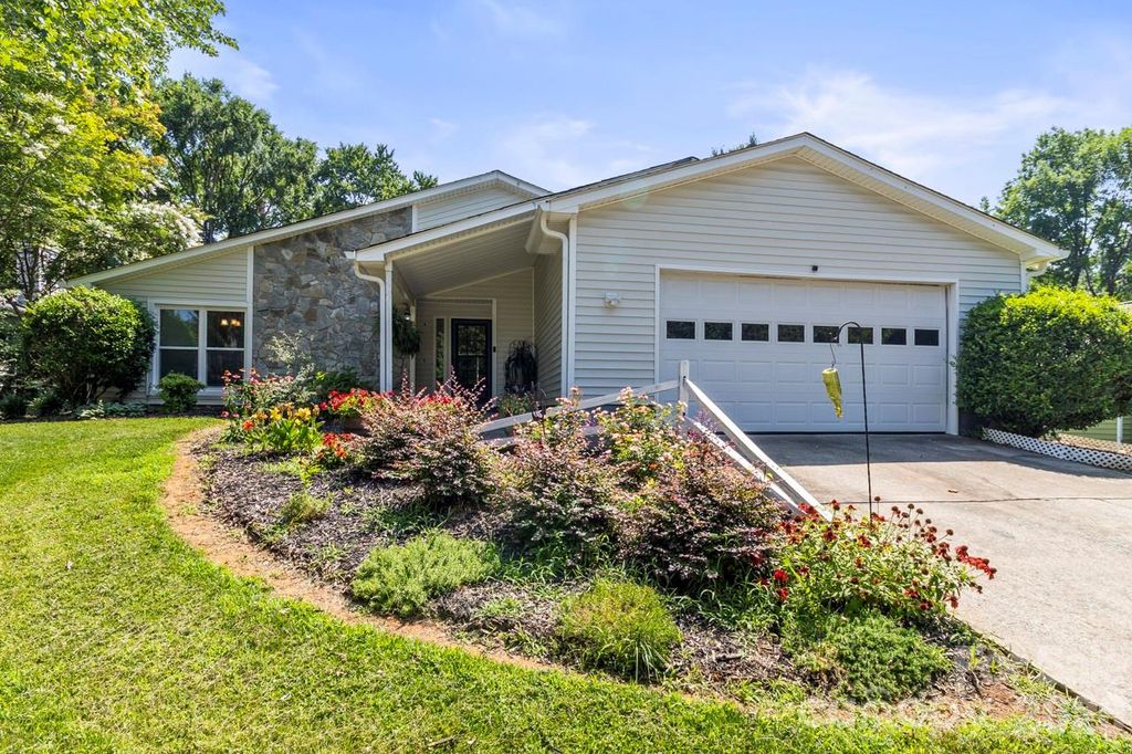 6325 Ellesmere Court, Charlotte, NC 28227