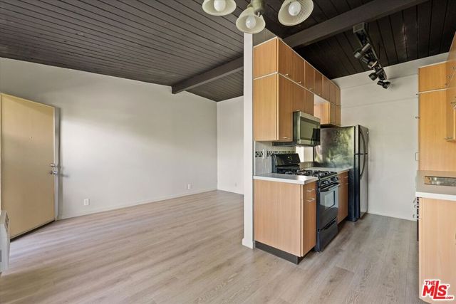7559 Whitsett Avenue, North Hollywood, CA 91605