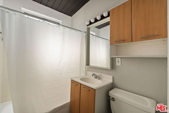 7559 Whitsett Avenue, North Hollywood, CA 91605
