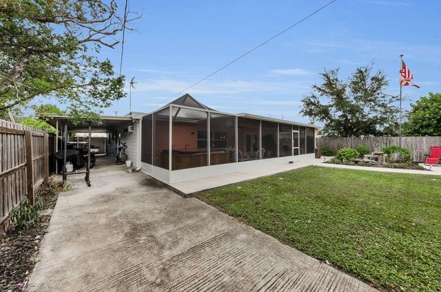 740 LOQUAT DR., Tarpon Springs, FL 34689