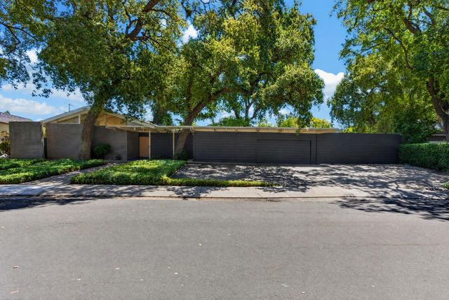 7714 Parkwoods Dr, Stockton, CA 95207