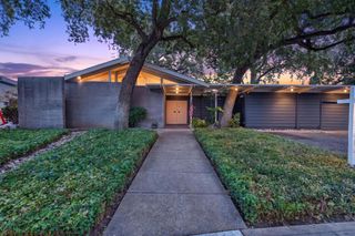 7714 Parkwoods Dr, Stockton, CA 95207