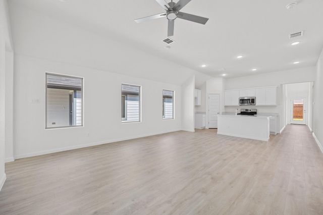 277 Bendecido LOOP, Elgin, TX 78621