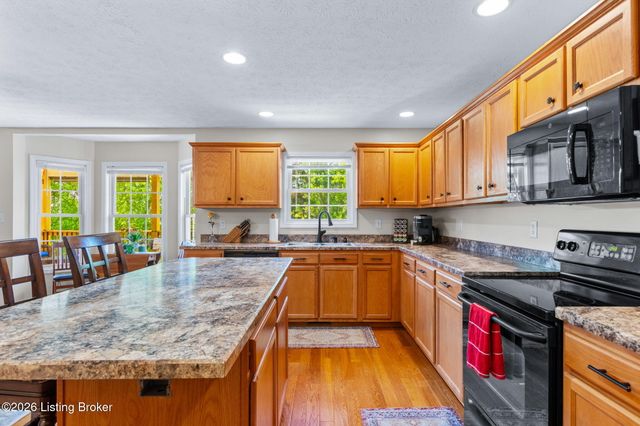 7928 Windgate Dr, Louisville, KY 40291