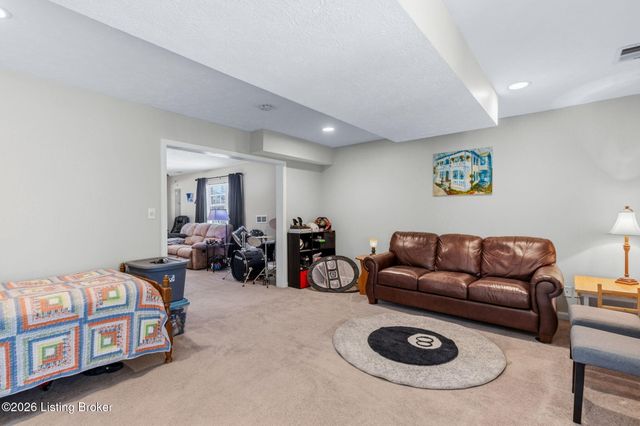 7928 Windgate Dr, Louisville, KY 40291