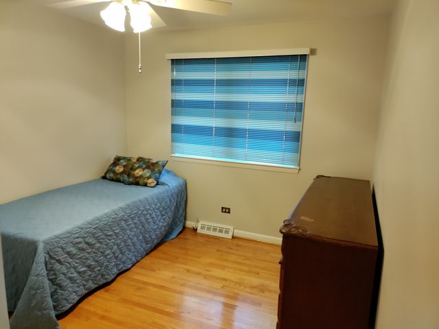 9137 S 88 Avenue S, Hickory Hills, IL 60457