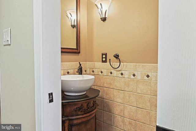 13200 CAROLINE CT, Herndon, VA 20171