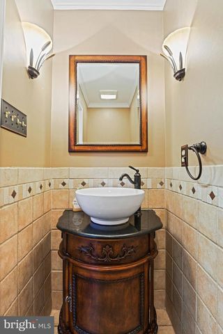 13200 CAROLINE CT, Herndon, VA 20171