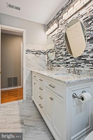 13200 CAROLINE CT, Herndon, VA 20171