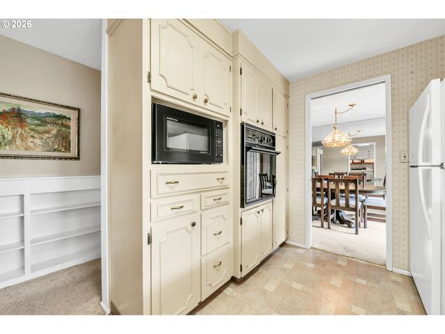 1922 SPRINGHILL Dr, Albany, OR 97321