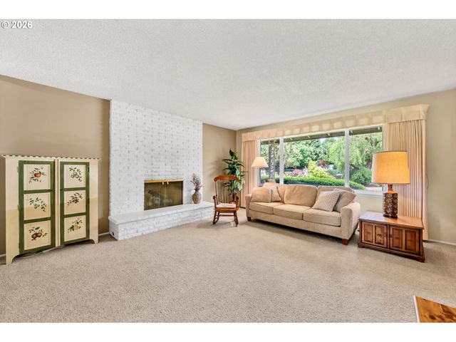 1922 SPRINGHILL Dr, Albany, OR 97321