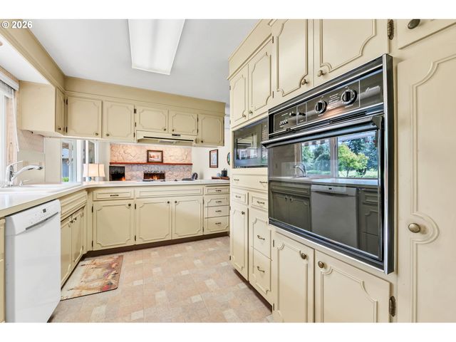 1922 SPRINGHILL Dr, Albany, OR 97321