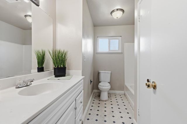 900 Snead Dr, Modesto, CA 95351