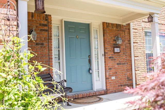 199 Saxon Court, Rochester Hills, MI 48307