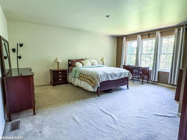 199 Saxon Court, Rochester Hills, MI 48307