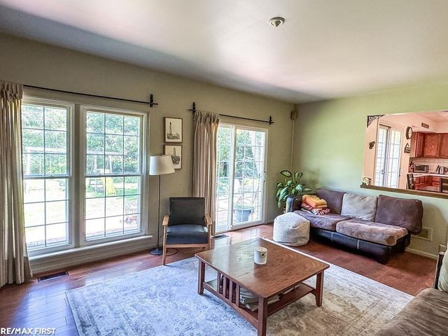 199 Saxon Court, Rochester Hills, MI 48307
