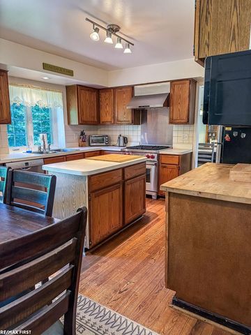 199 Saxon Court, Rochester Hills, MI 48307