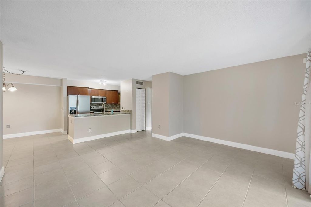 Image 10 of property listing at 9481 HIGHLAND OAK DRIVE 1112, Tampa, FL 33647