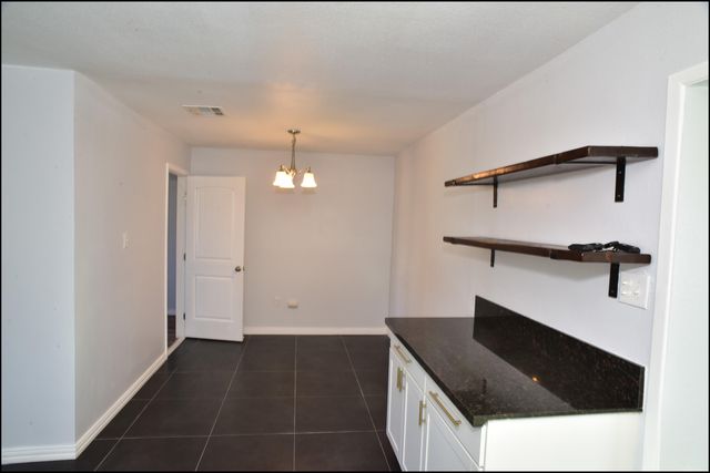 3600 VOLCANIC Avenue, El Paso, TX 79904