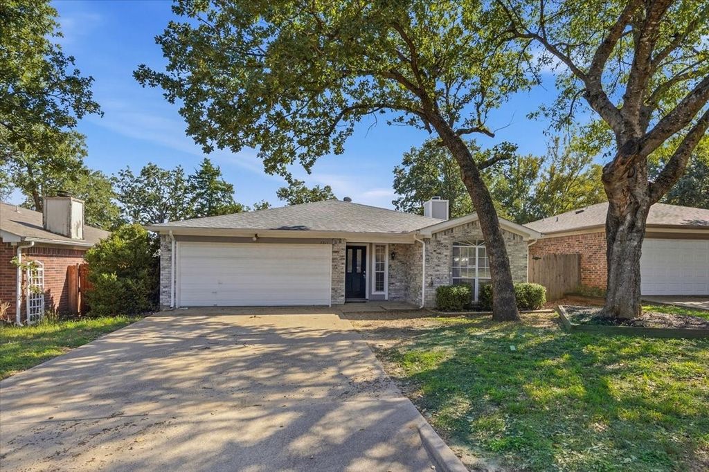 1211 Glen Creek Drive, Mansfield, TX 76063 — exterior