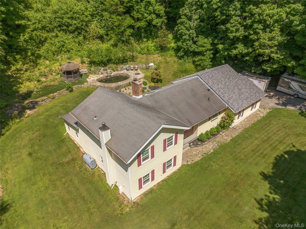 21 Straub Drive, Pleasant Valley, NY 12569