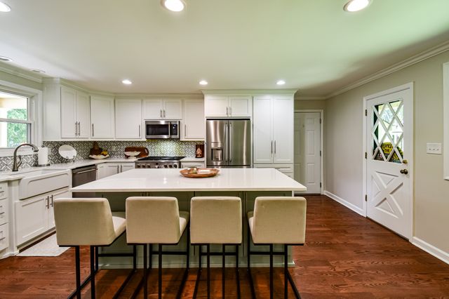2403 Hidden Lake Cir, Columbia, TN 38401