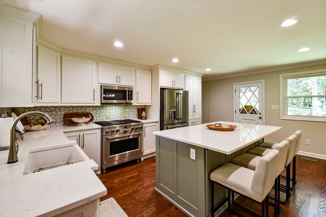 2403 Hidden Lake Cir, Columbia, TN 38401