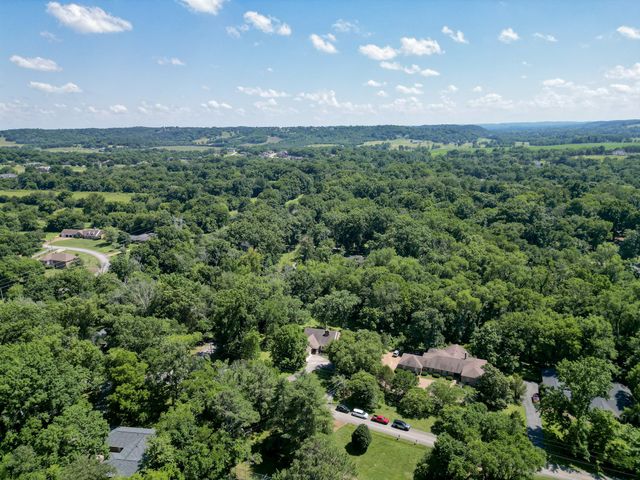 2403 Hidden Lake Cir, Columbia, TN 38401