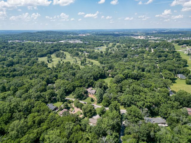2403 Hidden Lake Cir, Columbia, TN 38401
