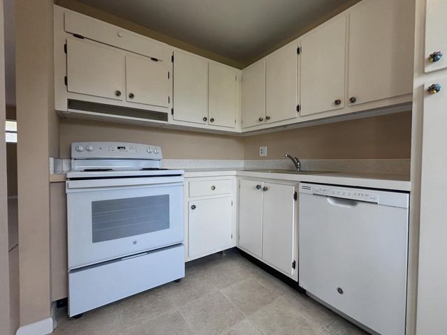 21 Colonial Club Drive 202, Boynton Beach, FL 33435