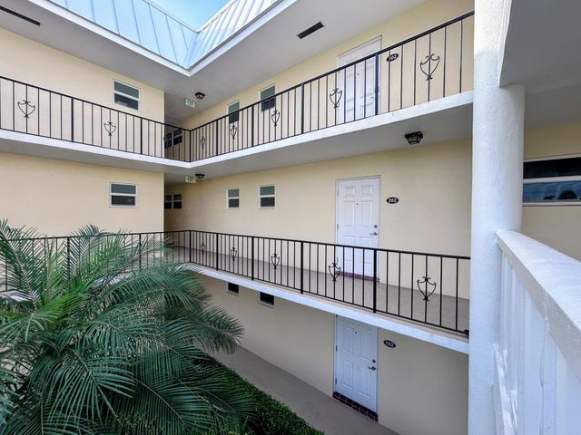 21 Colonial Club Drive 202, Boynton Beach, FL 33435
