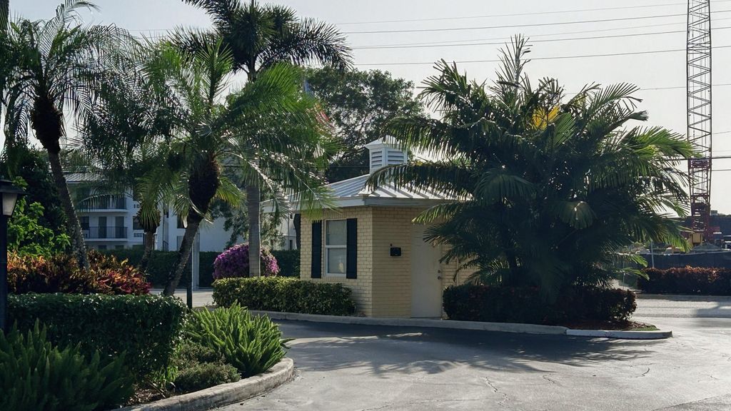 21 Colonial Club Drive 202, Boynton Beach, FL 33435