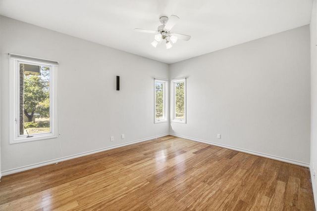 283 W Lacey Oak Pkwy, Kerrville, TX 78028