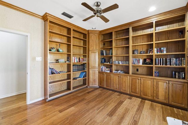 283 W Lacey Oak Pkwy, Kerrville, TX 78028