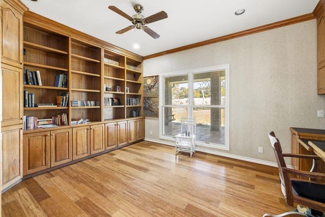 283 W Lacey Oak Pkwy, Kerrville, TX 78028