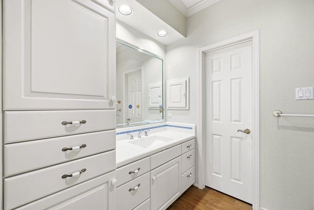 283 W Lacey Oak Pkwy, Kerrville, TX 78028